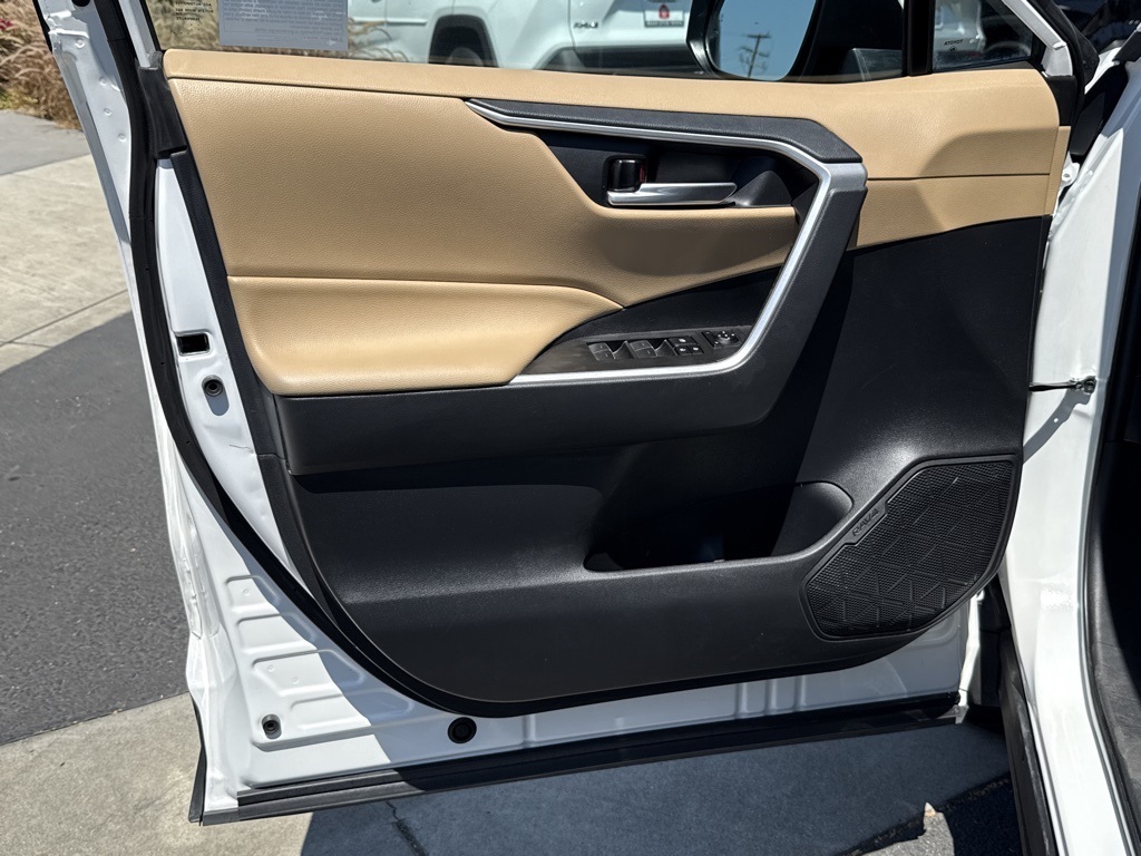 2023 Toyota RAV4 Hybrid XLE photo 15