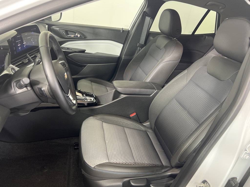 2025 Chevrolet Trax LT photo 3