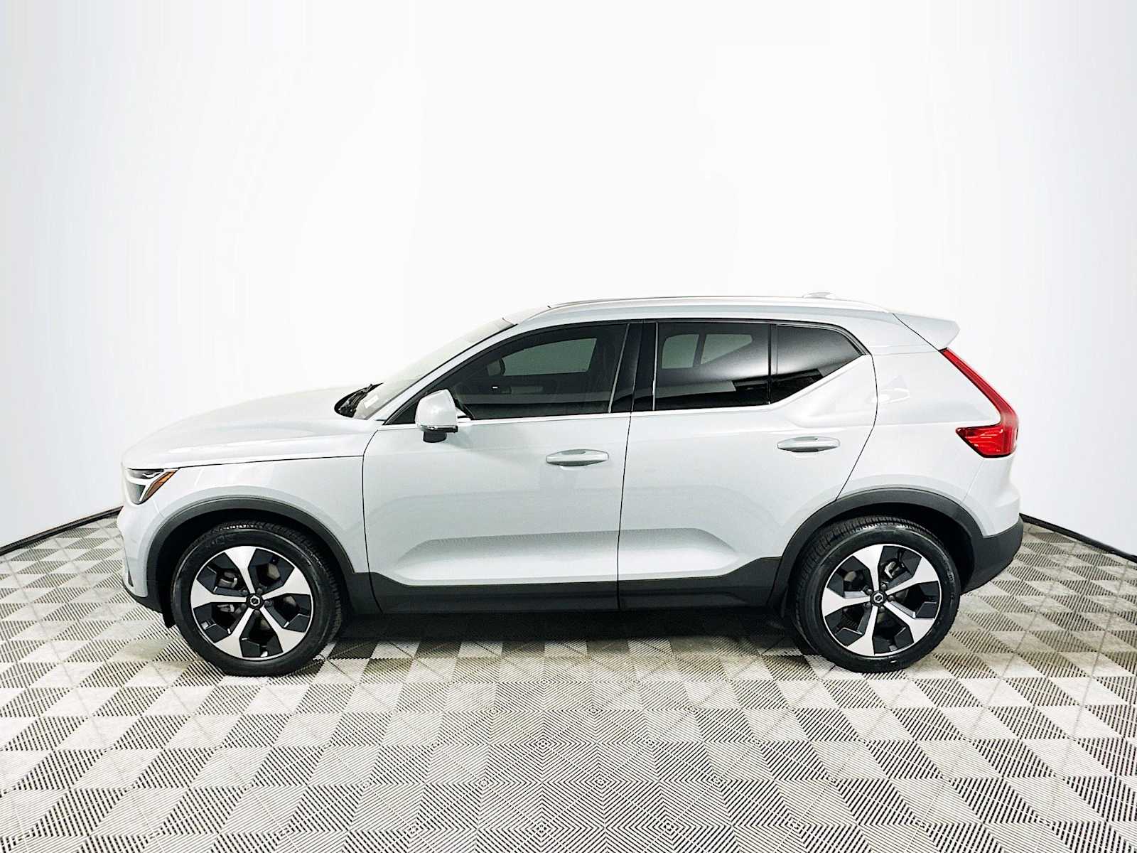 2025 Volvo XC40 AWD Core photo 4