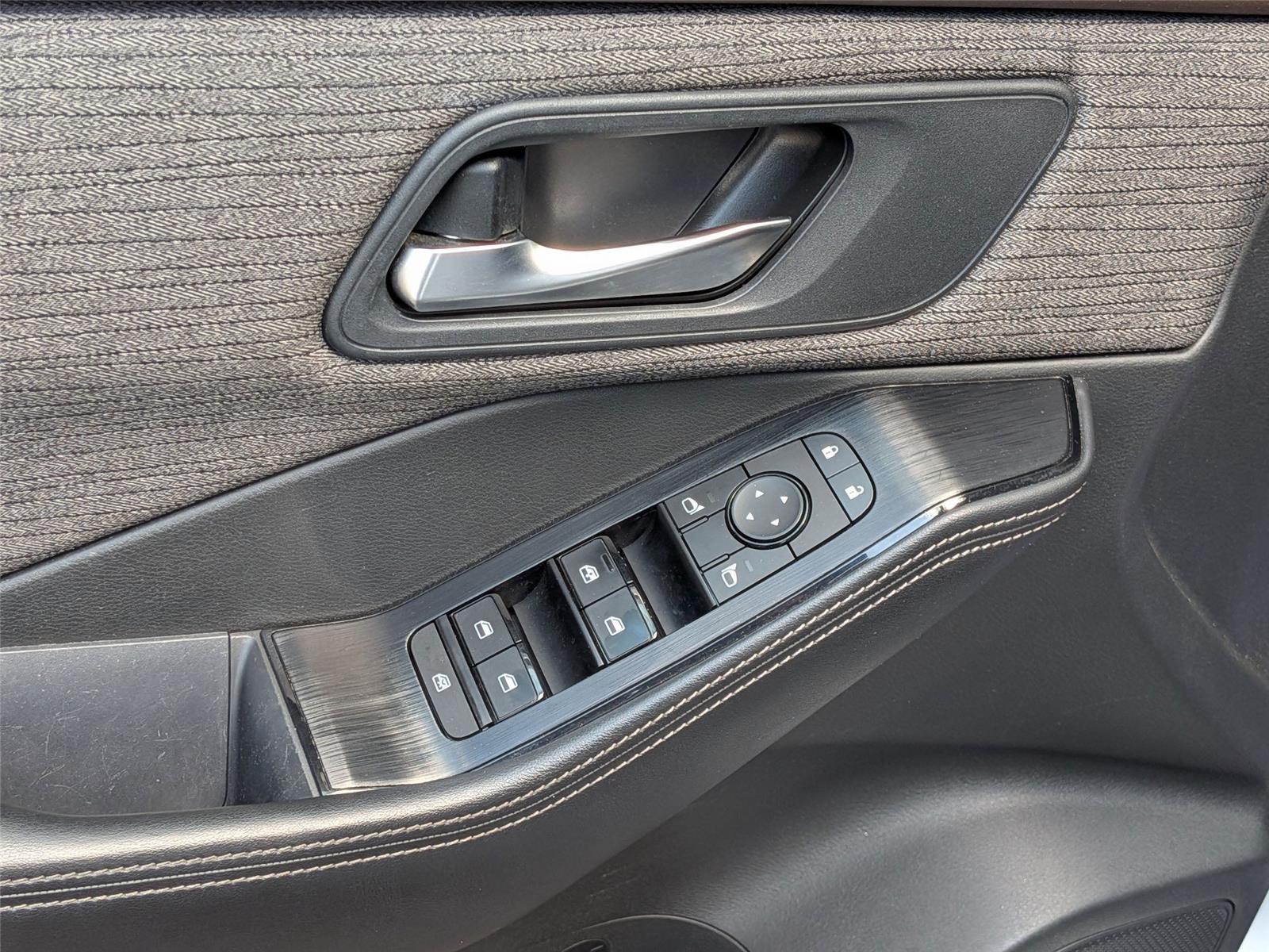 2022 Nissan Rogue SV photo 12