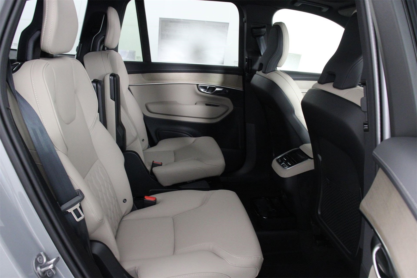 2026 Volvo XC90 Plus Black Edition photo 9