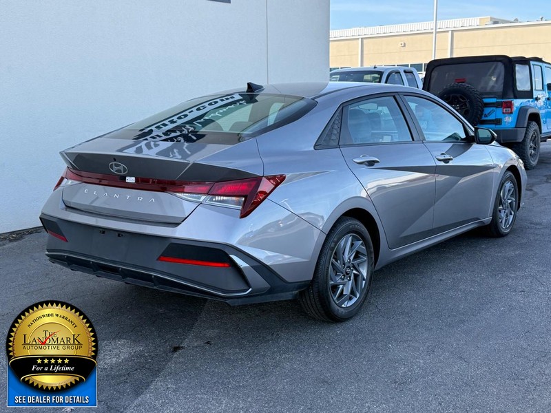 2024 Hyundai Elantra SEL photo 3