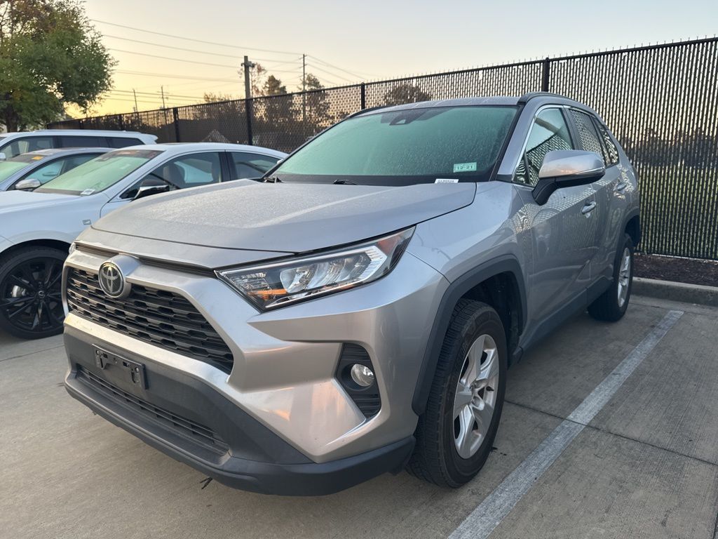 2020 Toyota RAV4 XLE photo 3