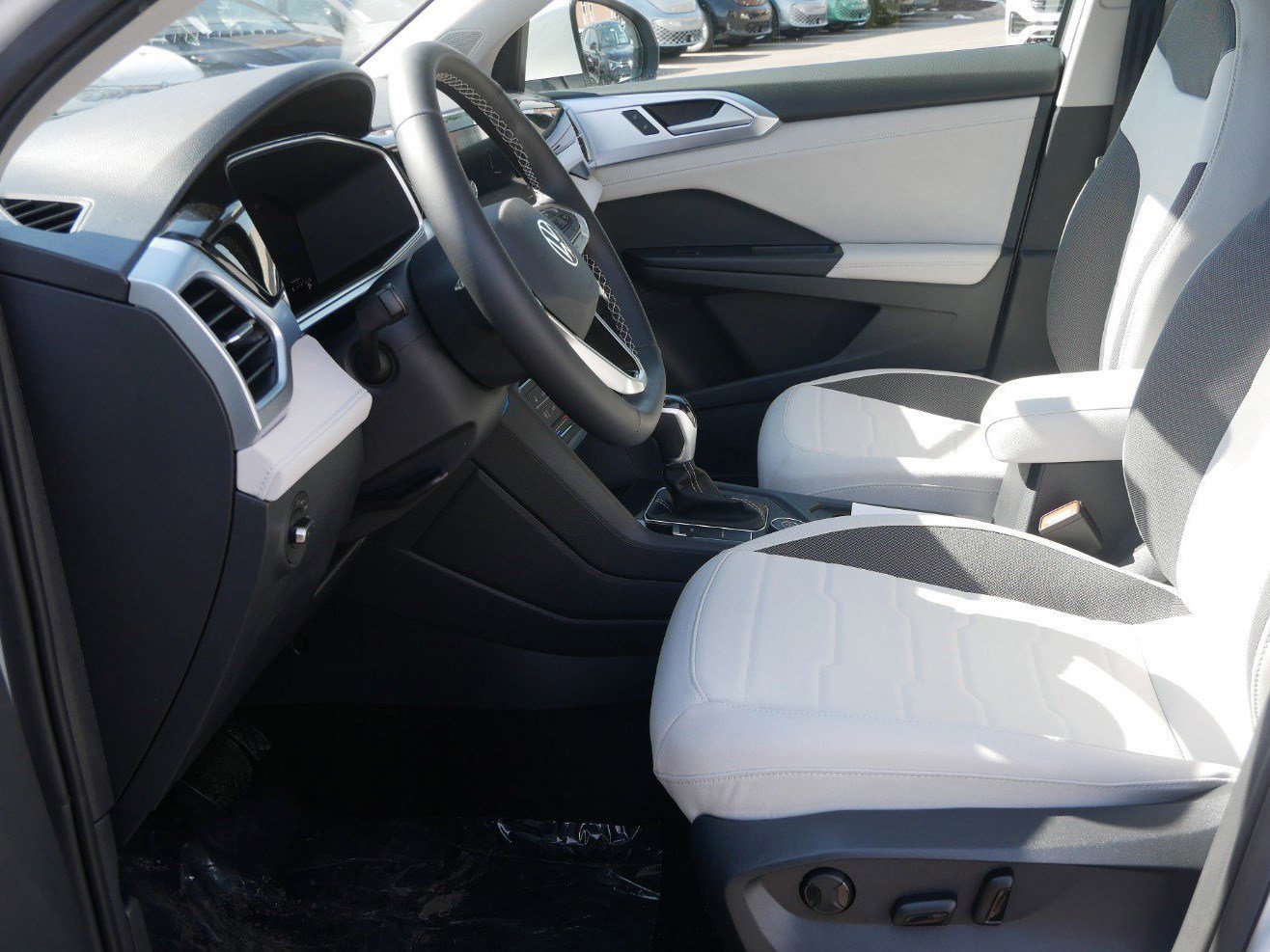 2025 Volkswagen Taos SE photo 3