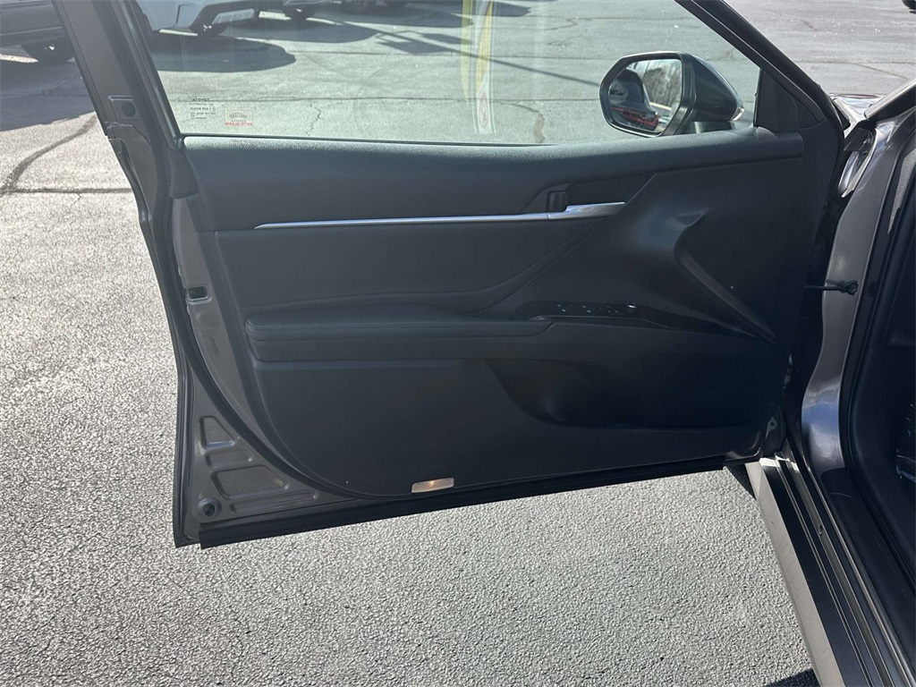 2018 Toyota Camry SE XLE Hybrid photo 4