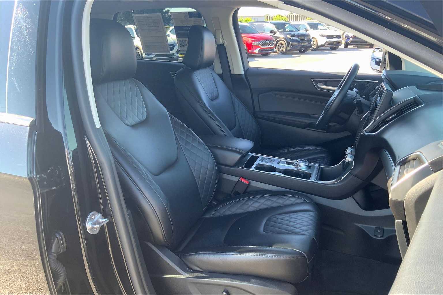 2024 Ford Edge Titanium photo 8