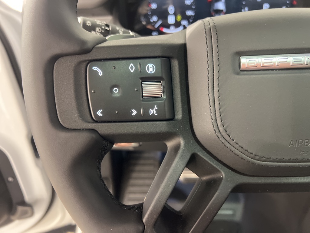 2025 Land Rover Defender 110 V8 photo 11