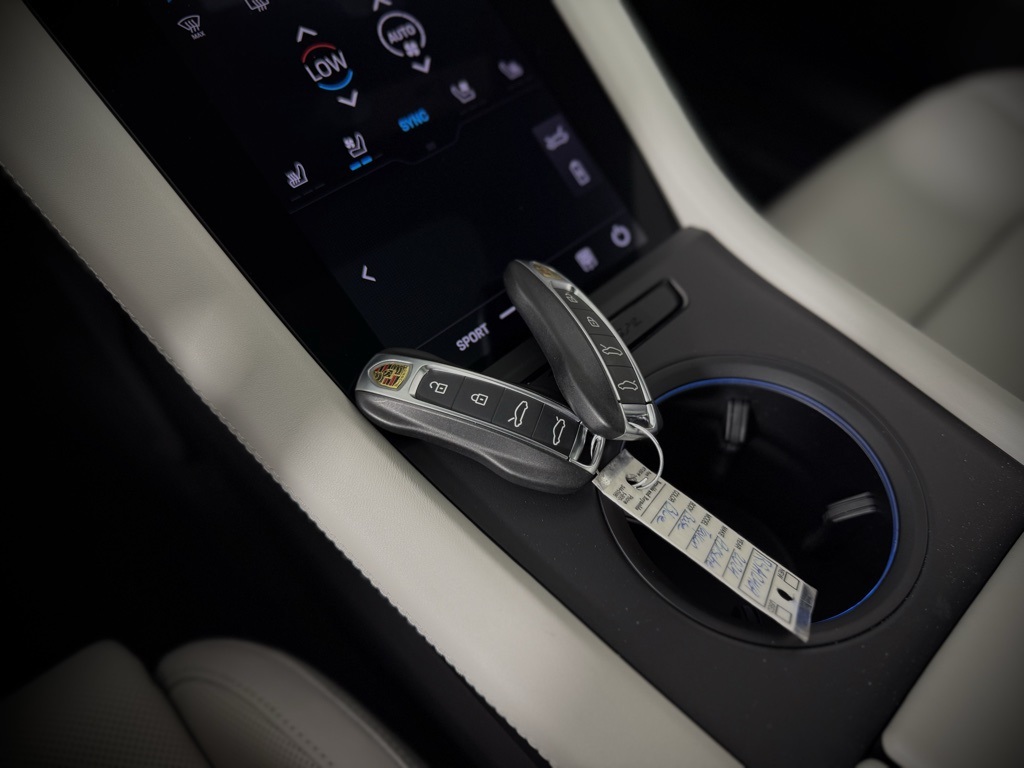 2024 Porsche Taycan photo 27