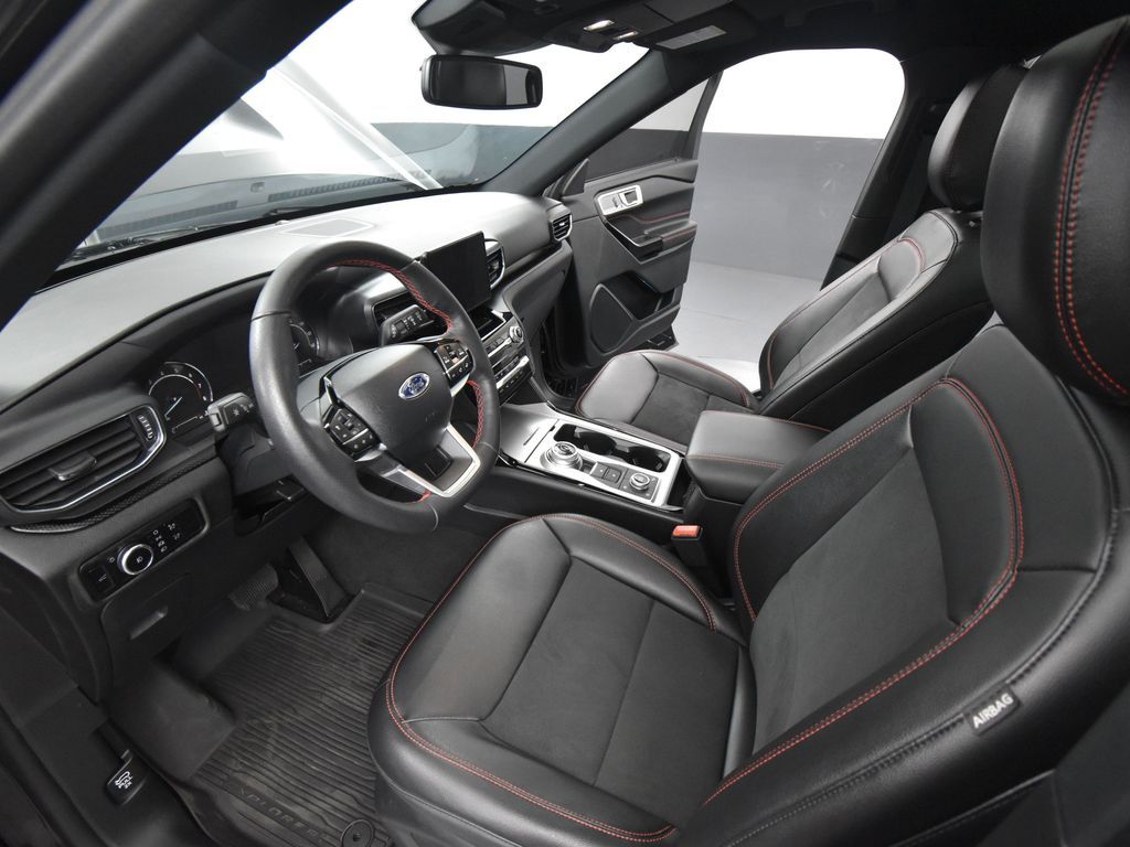 2024 Ford Explorer ST-Line photo 16