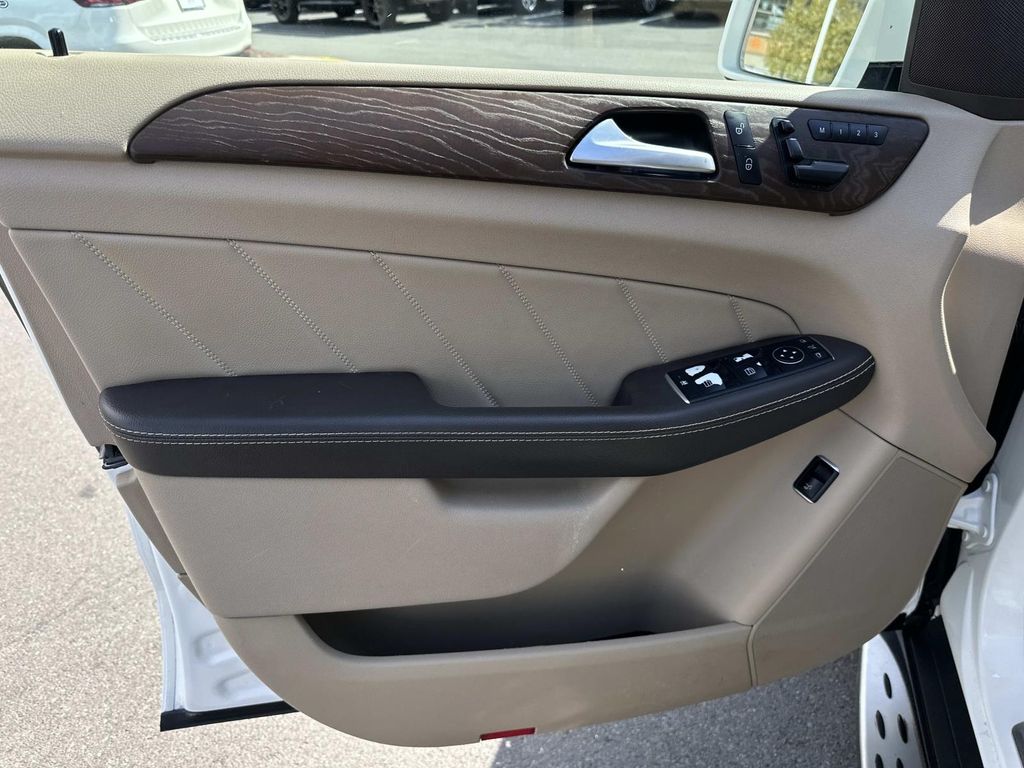 2016 Mercedes Benz GL 450 photo 35
