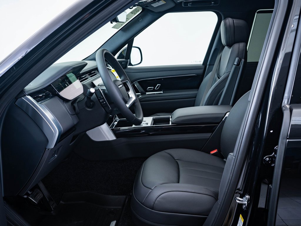 2025 Land Rover Range Rover SE photo 4