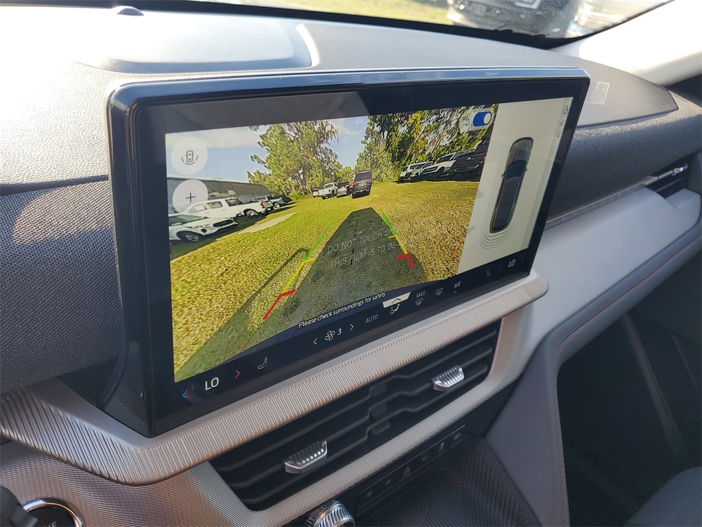 2025 Ford Explorer photo 16