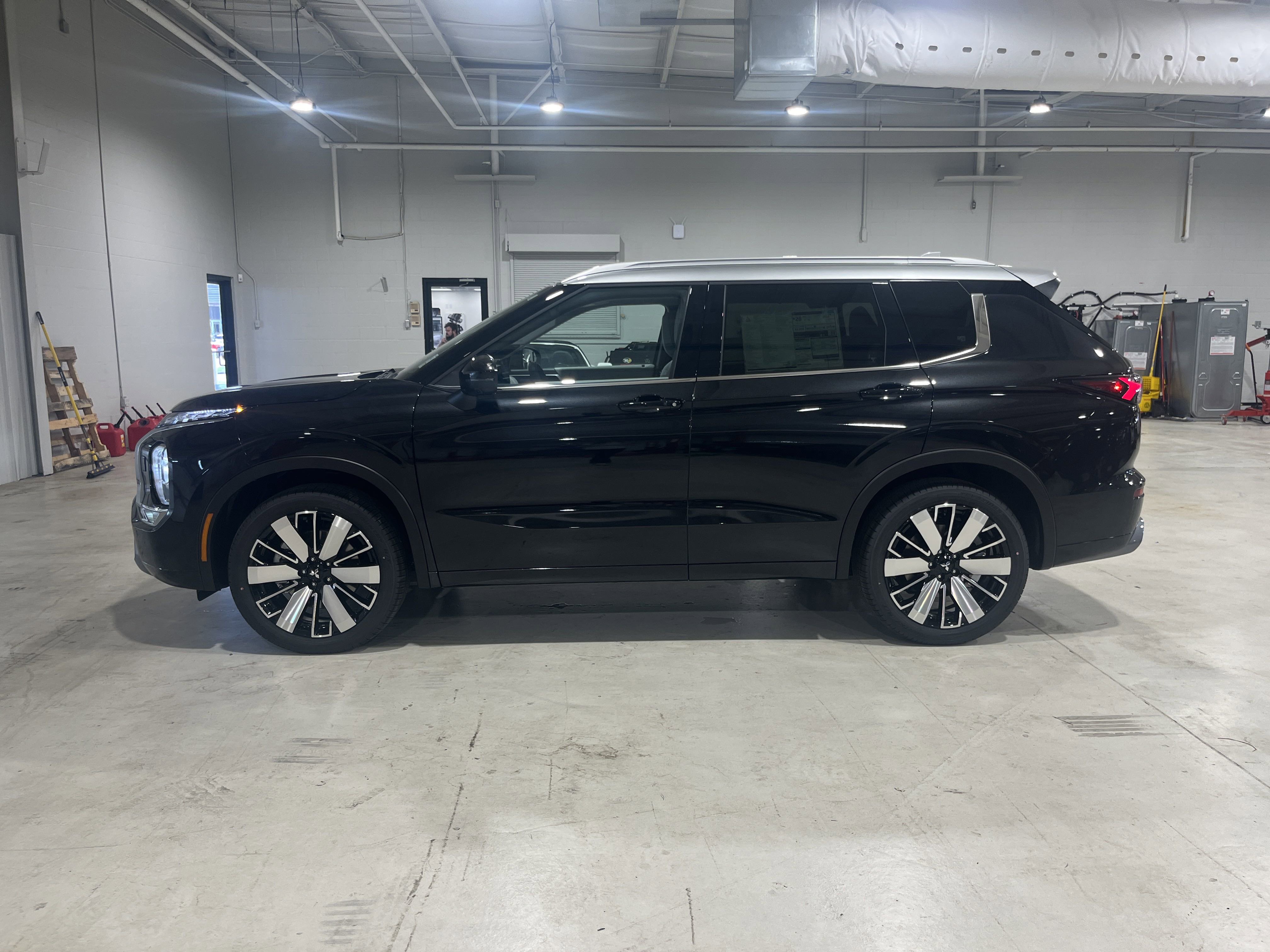 2025 Mitsubishi Outlander Platinum photo 2