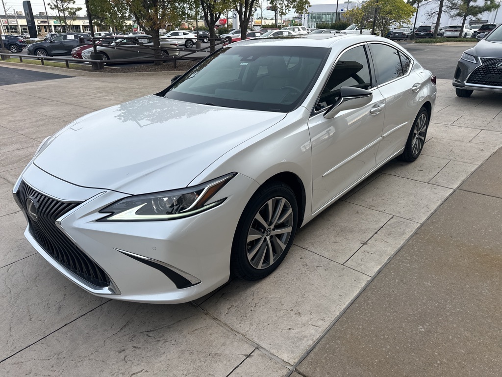 2020 Lexus ES 350's photo