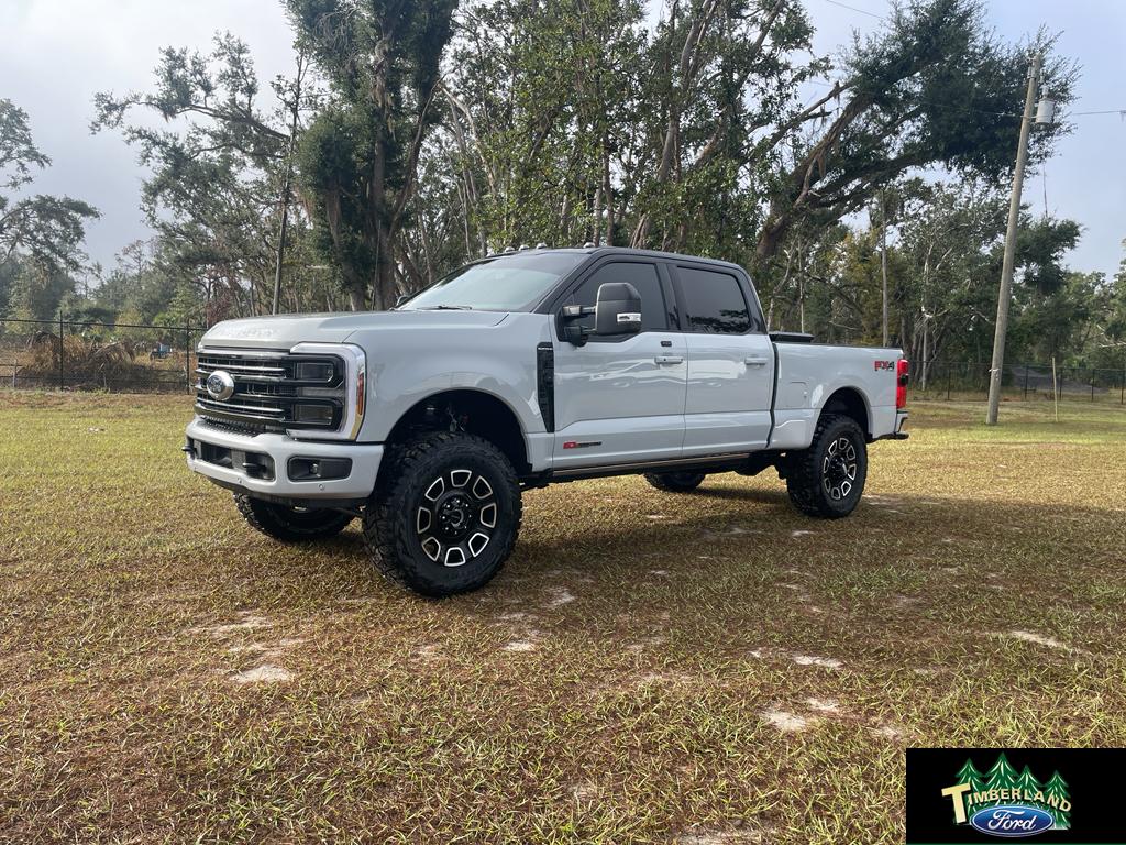 2025 Ford F-350 Super Duty Platinum's photo