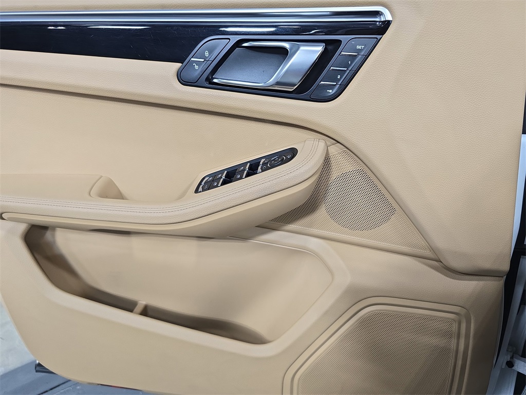 2015 Porsche Macan S photo 21