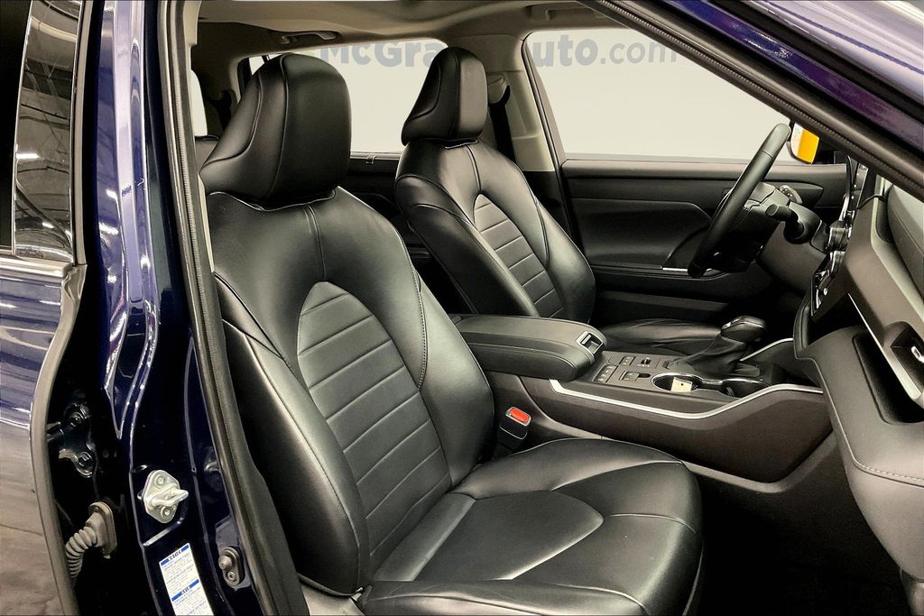 2022 Toyota Highlander XLE photo 8