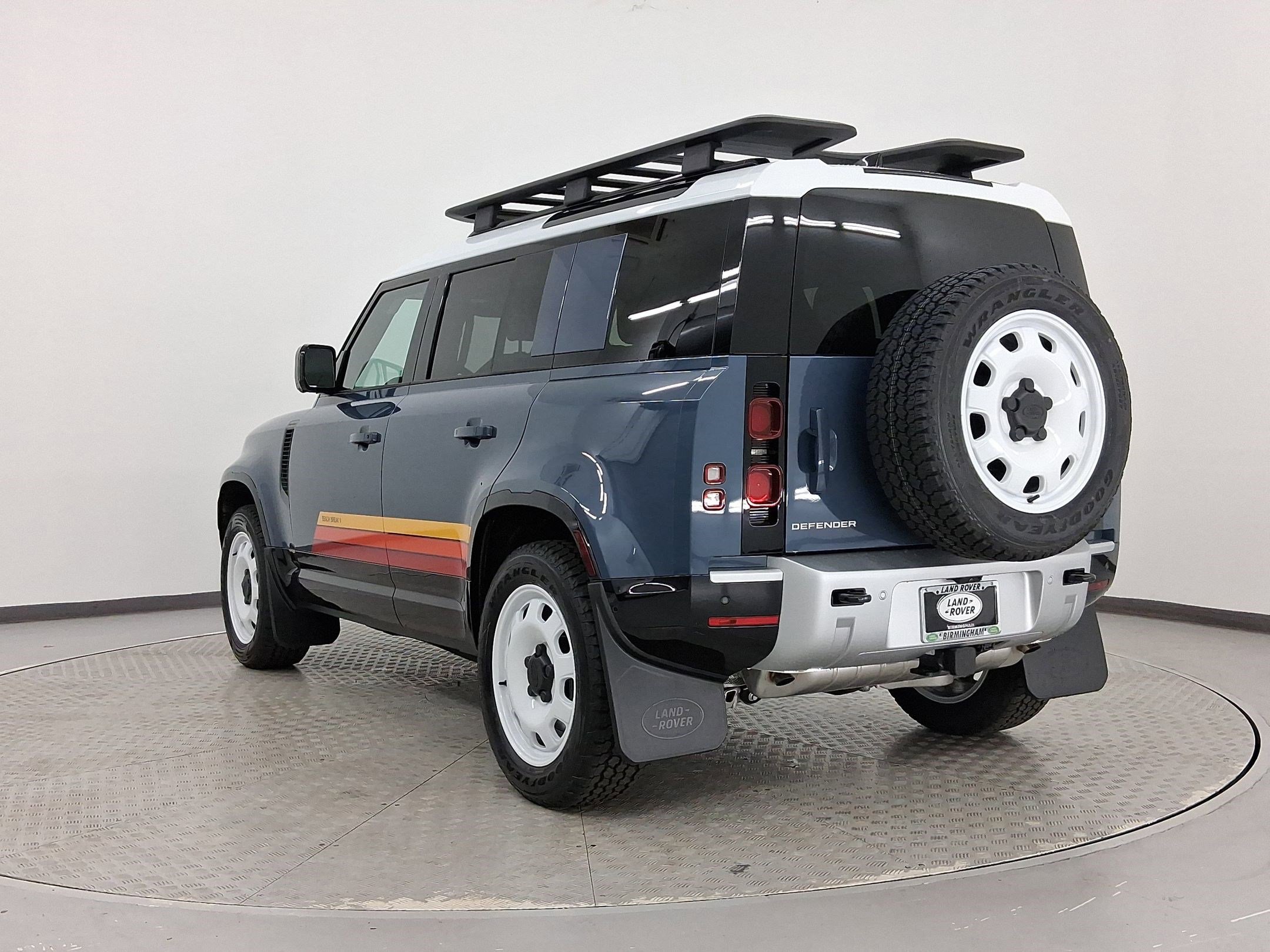 2025 Land Rover Defender 110 S photo 2