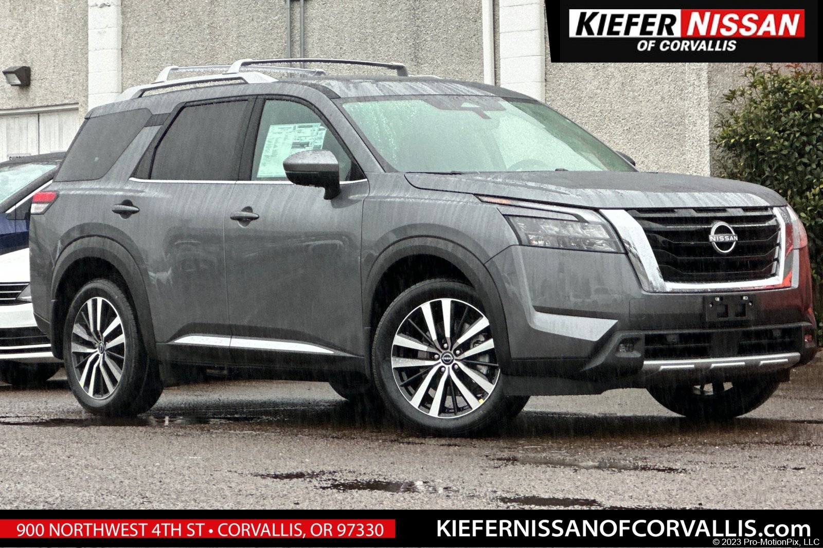2025 Nissan Pathfinder Platinum's photo