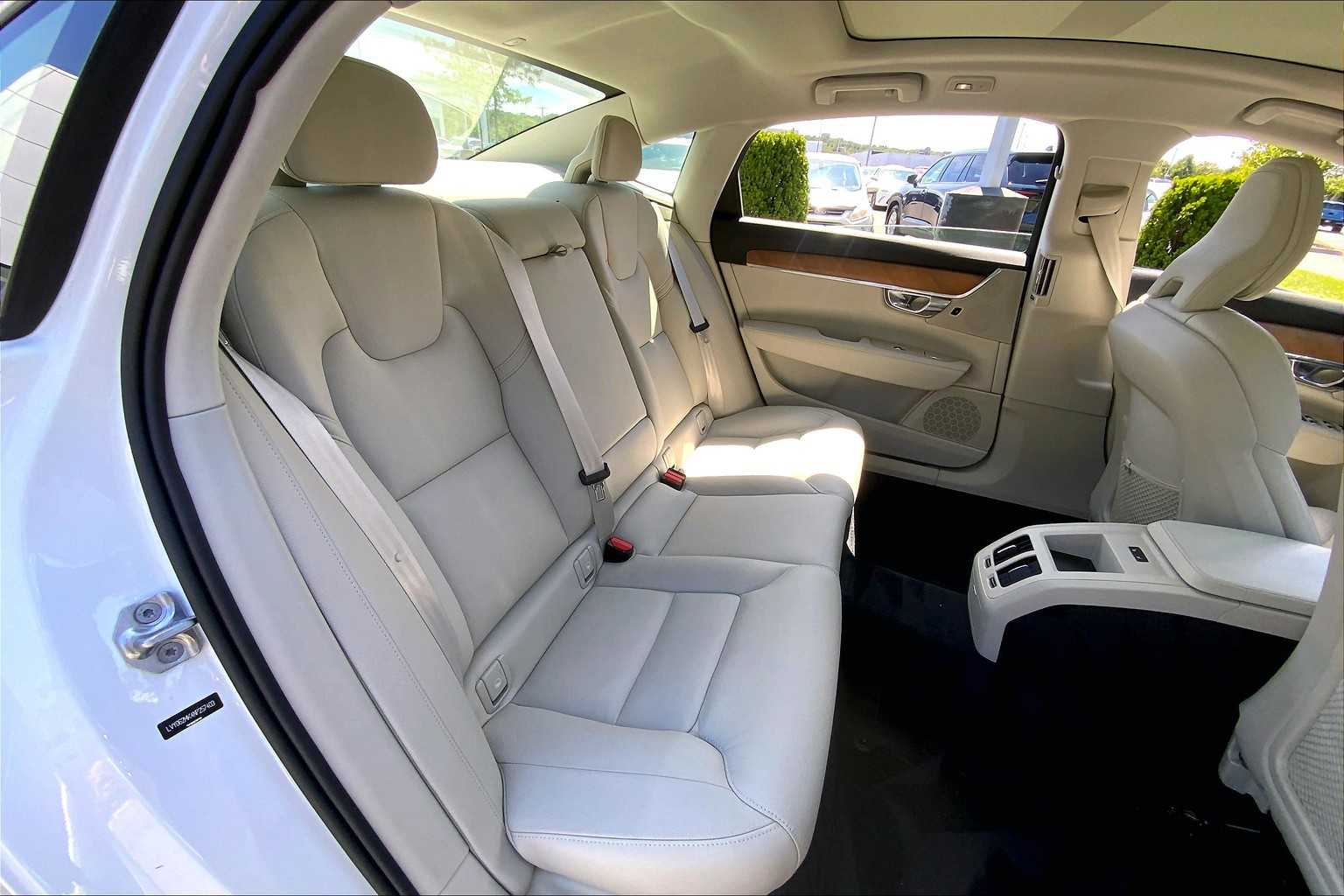 2022 Volvo S90 Momentum photo 18