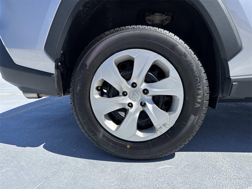 2023 Toyota RAV4 LE photo 6