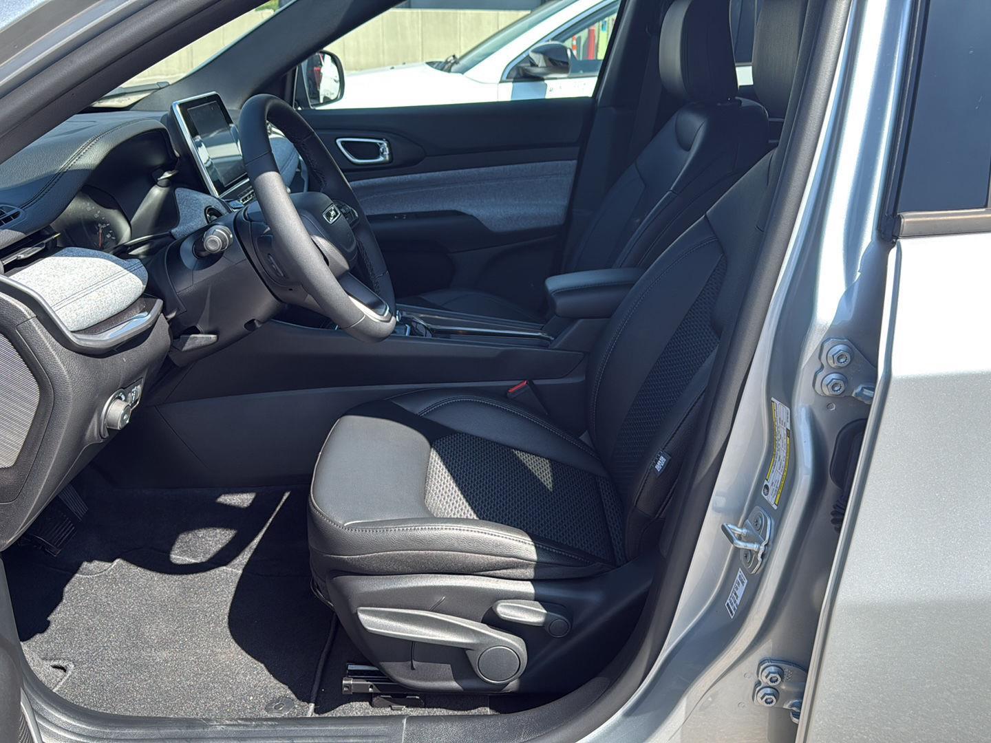 2025 Jeep Compass Latitude photo 8