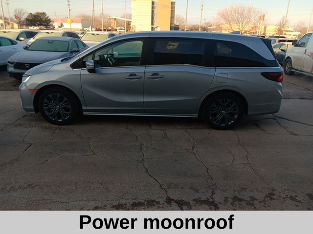 2025 Honda Odyssey Touring photo 4