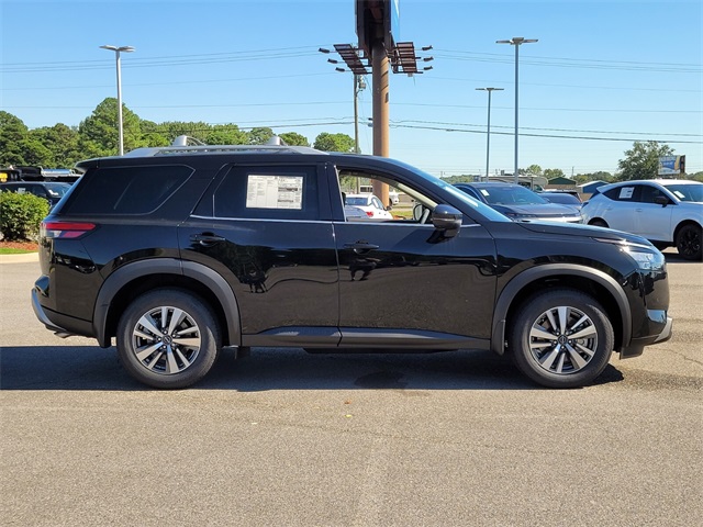 2025 Nissan Pathfinder SL photo 2