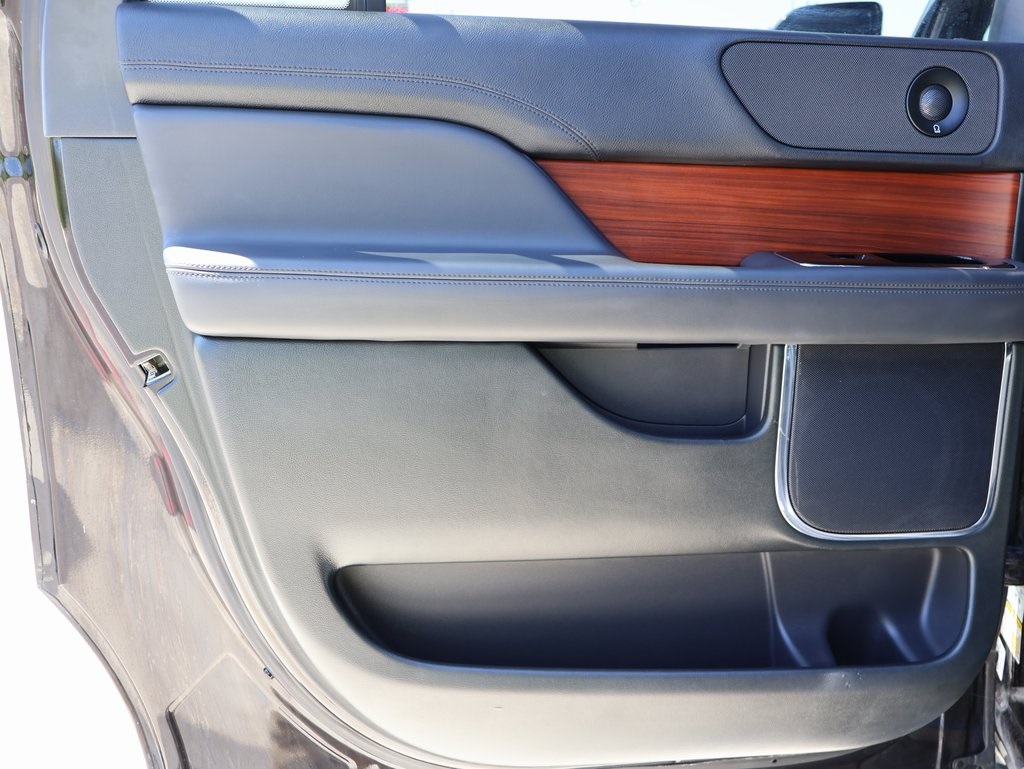 2024 Lincoln Navigator L Standard photo 19