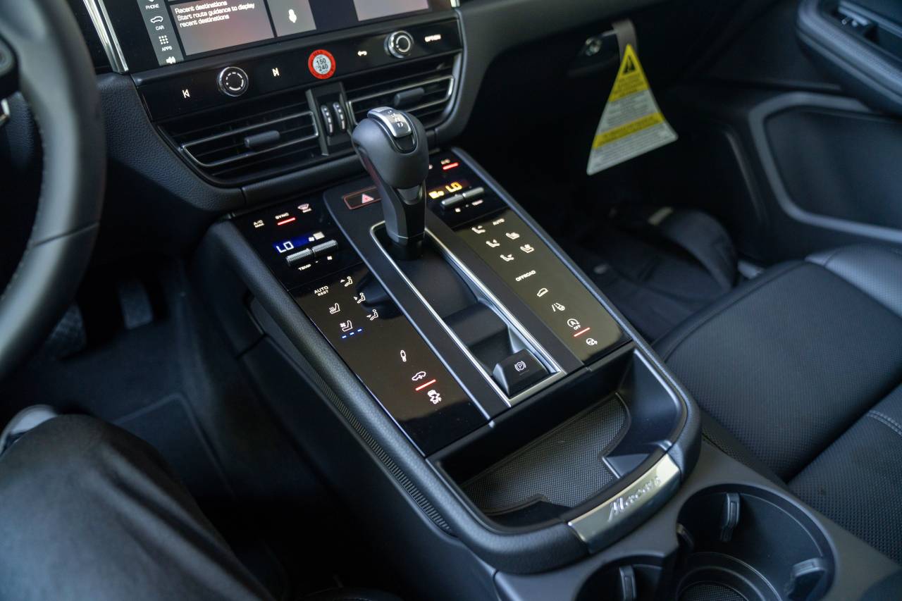 2025 Porsche Macan S photo 20