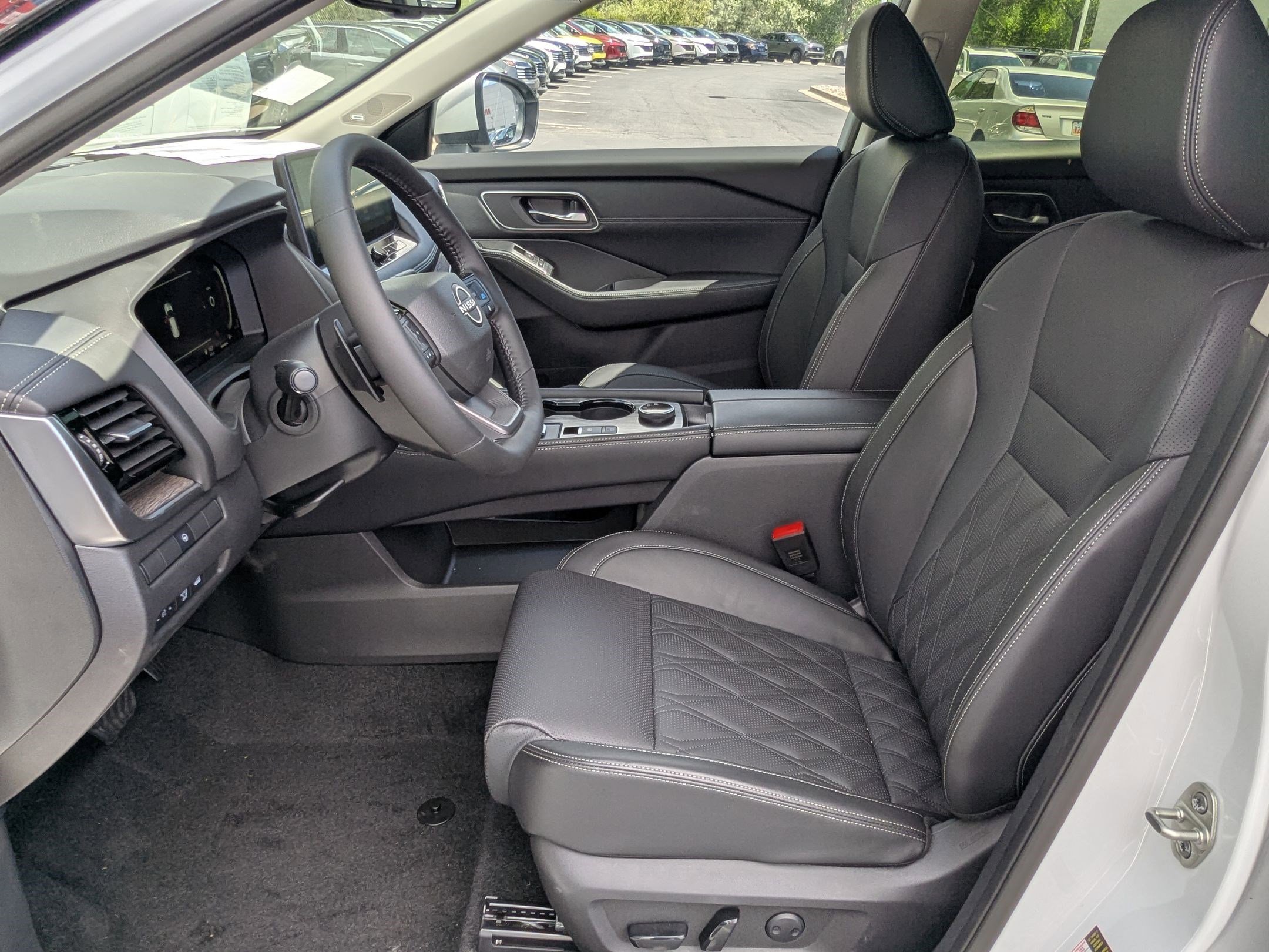 2025 Nissan Rogue Platinum photo 12