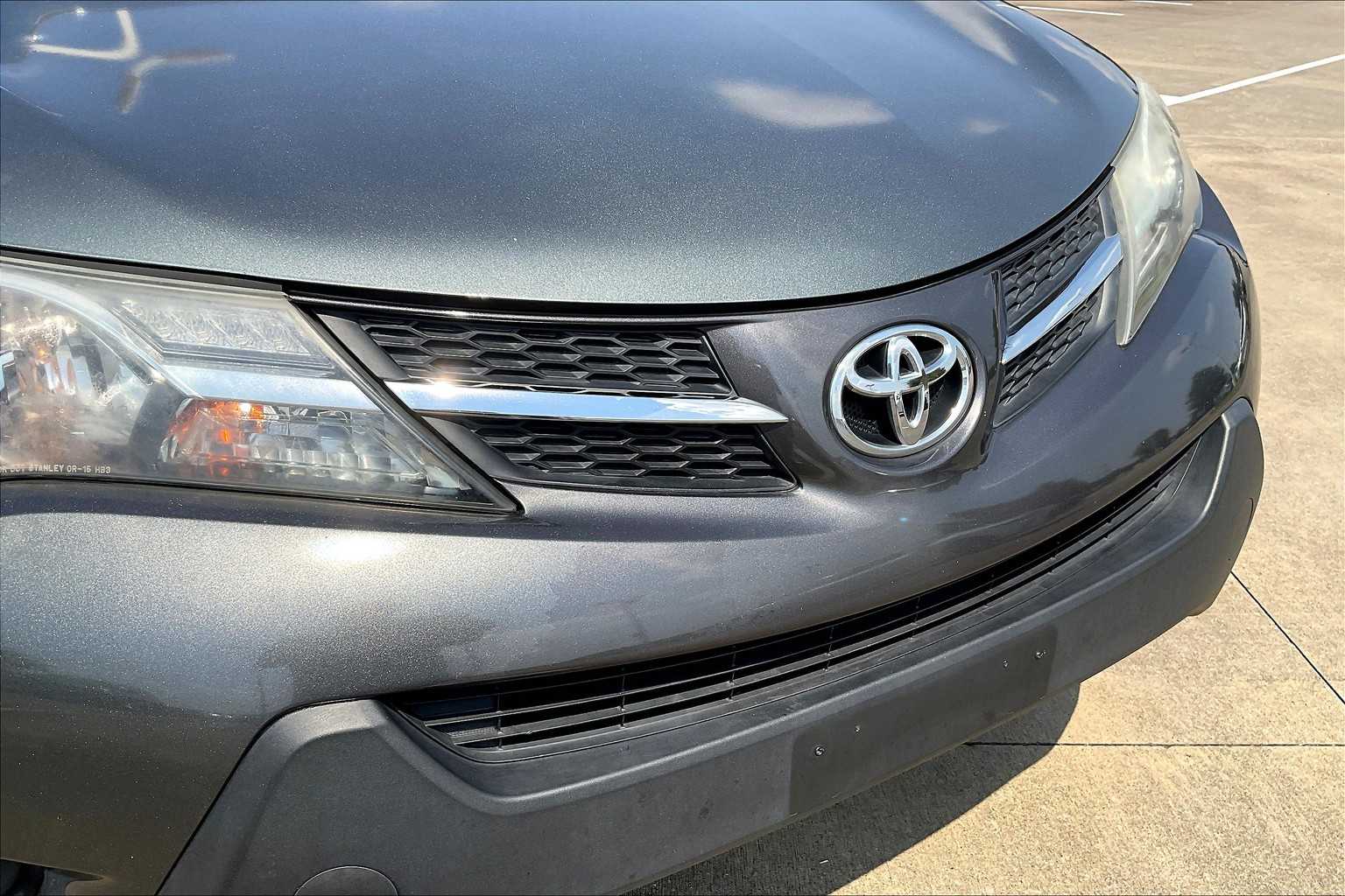 2015 Toyota RAV4 LE photo 26