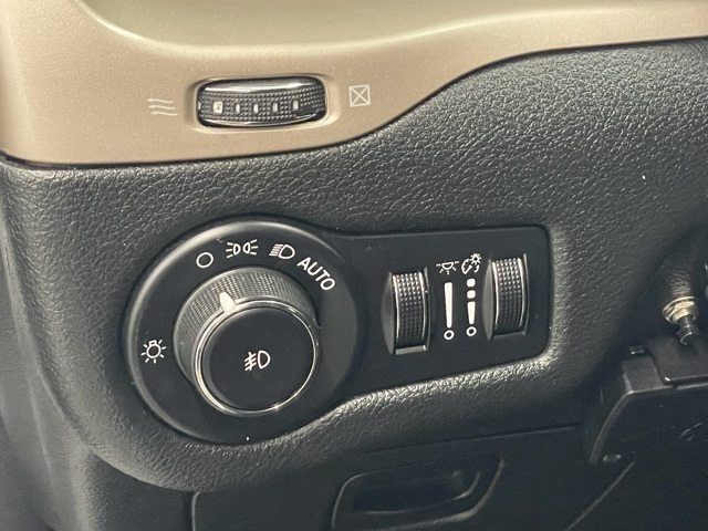 2015 Jeep Cherokee Latitude photo 12