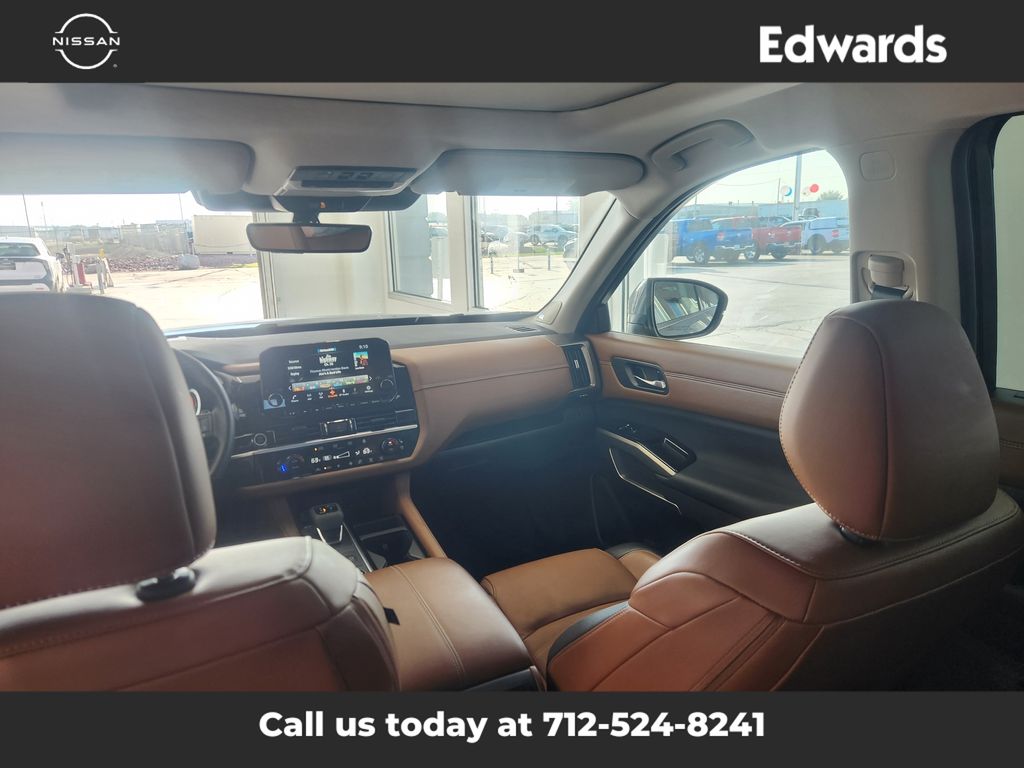 2023 Nissan Pathfinder Platinum photo 14