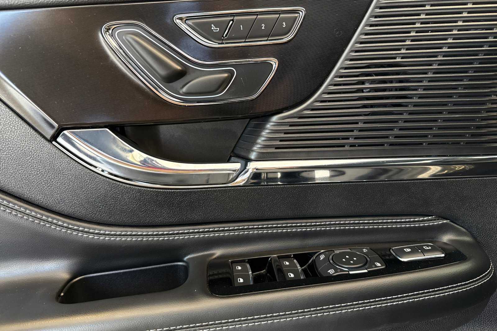 2022 Lincoln Corsair Standard photo 9