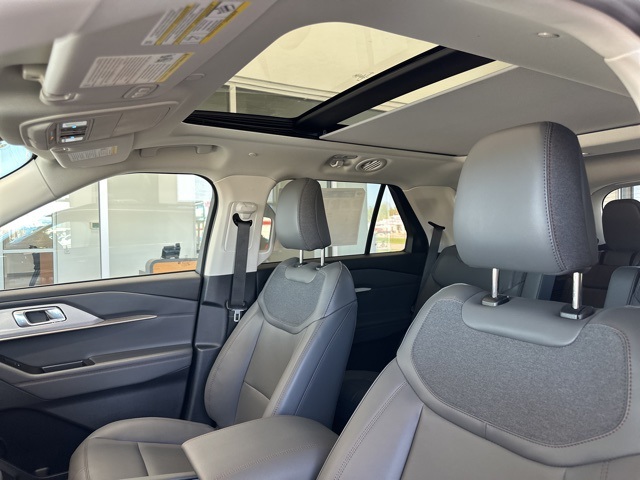 2025 Ford Explorer photo 31