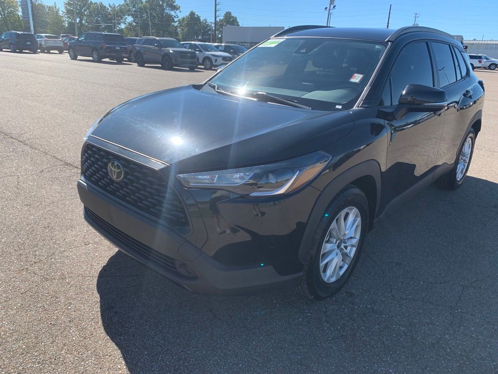 2022 Toyota Corolla Cross LE photo 3
