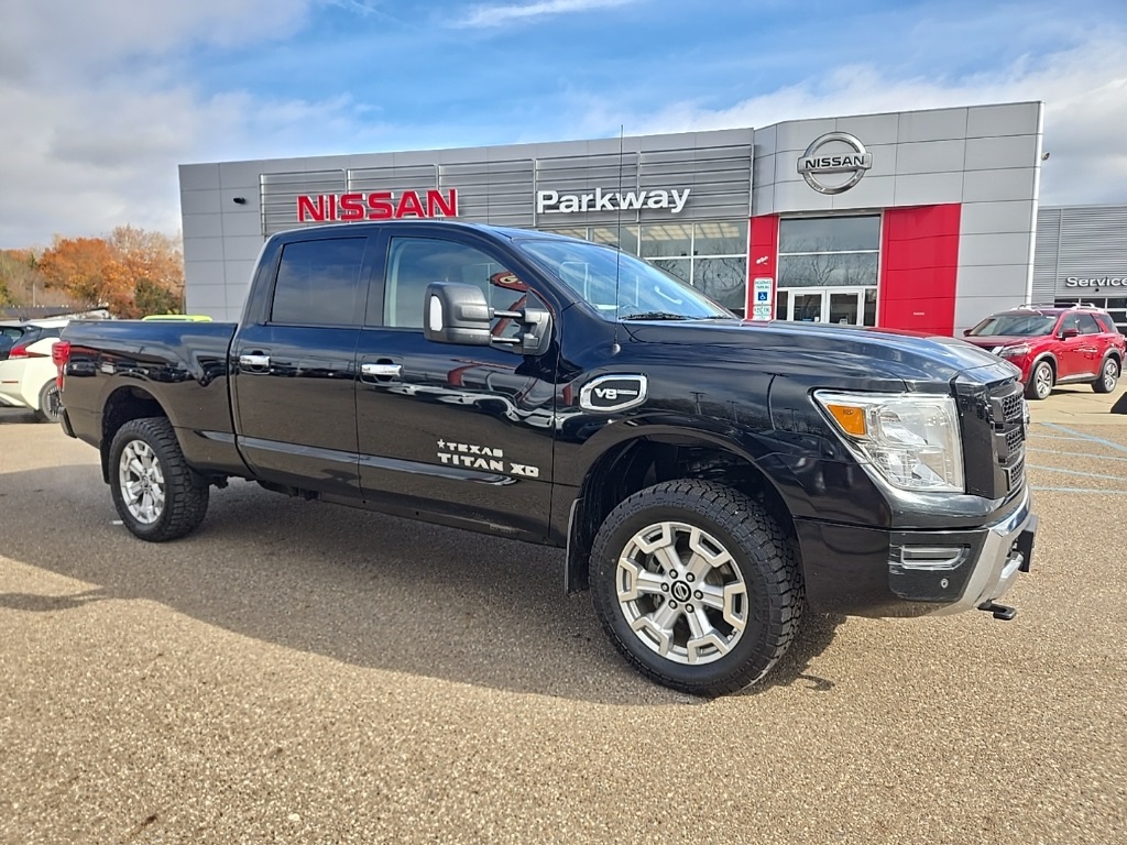 2021 Nissan Titan XD SV's photo