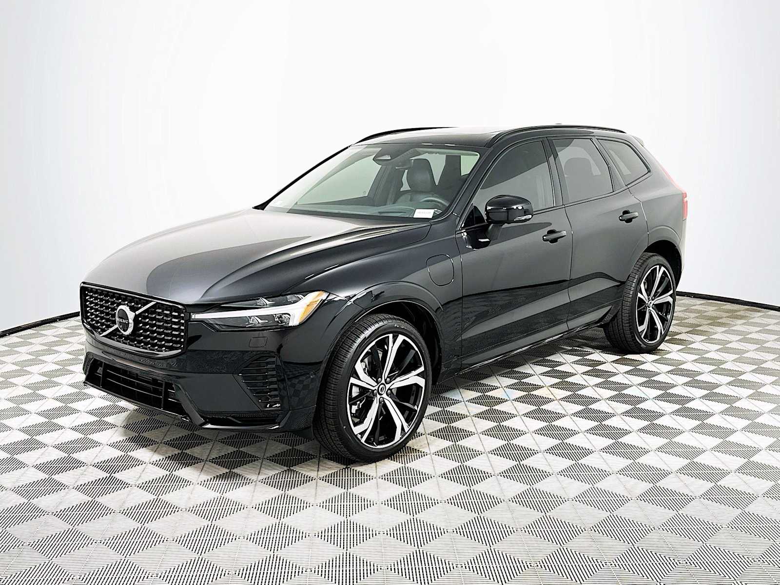 2025 Volvo XC60 T8 photo 3