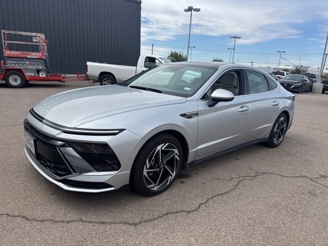 Used 2025 Aero Silver Hyundai SEL Convenience image 1