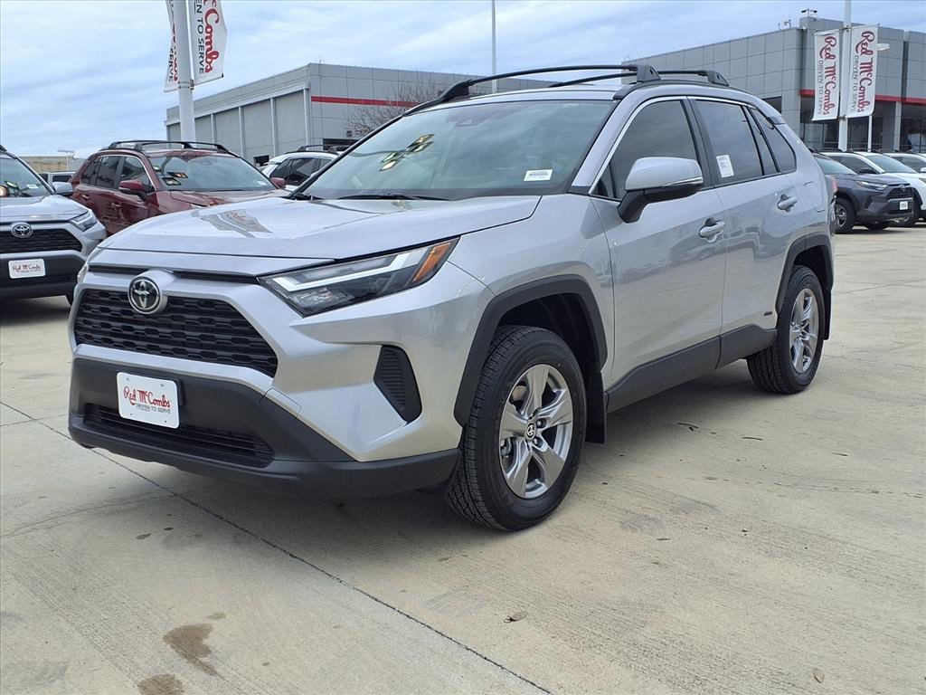 2025 Toyota RAV4 XLE's photo