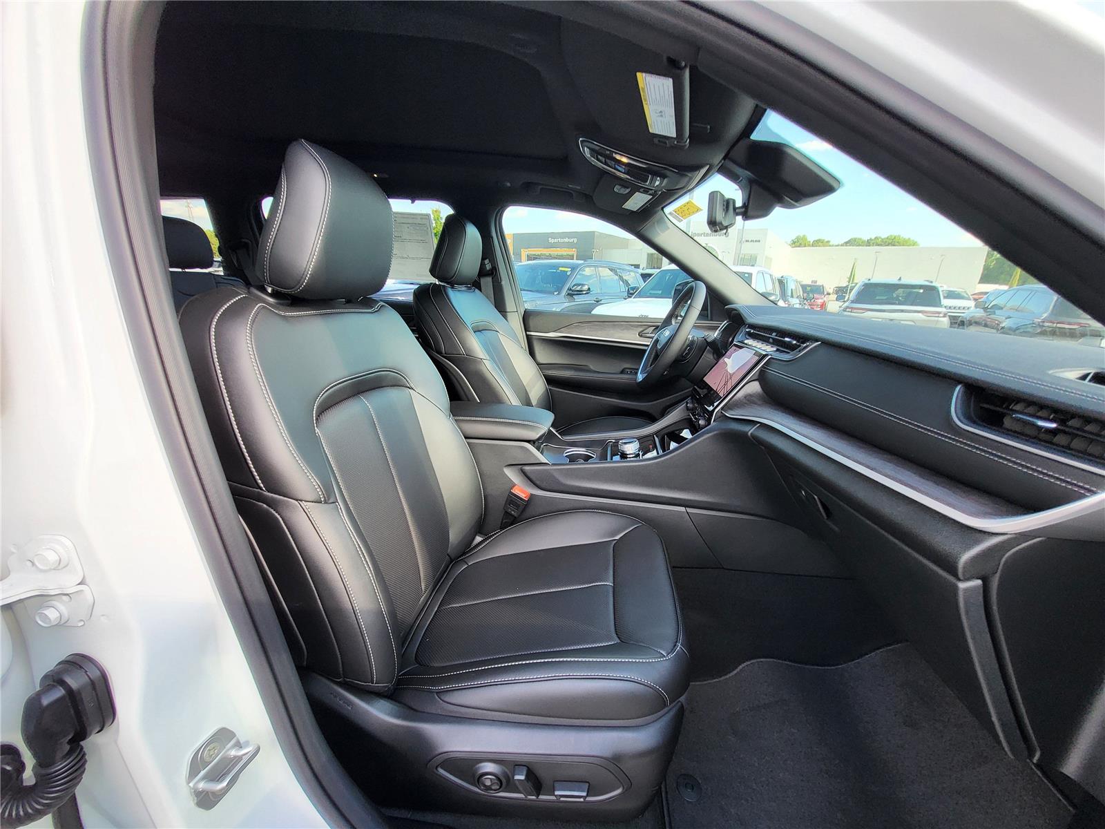 2025 Jeep Grand Cherokee Limited photo 3