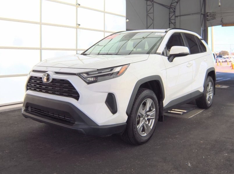 2023 Toyota RAV4 XLE's photo