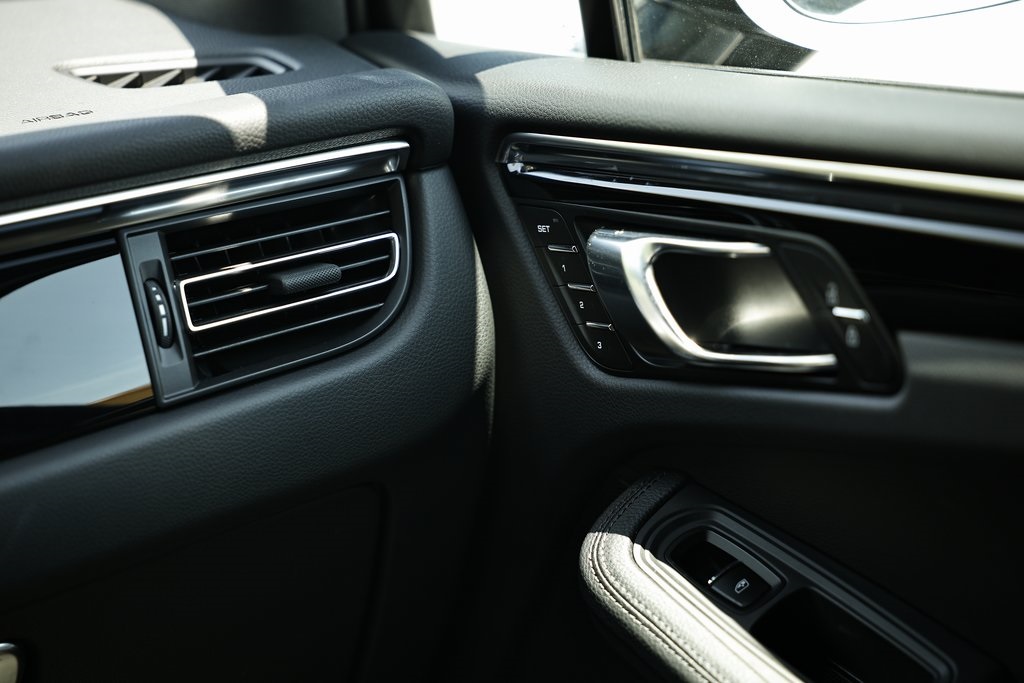2024 Porsche Macan T photo 30