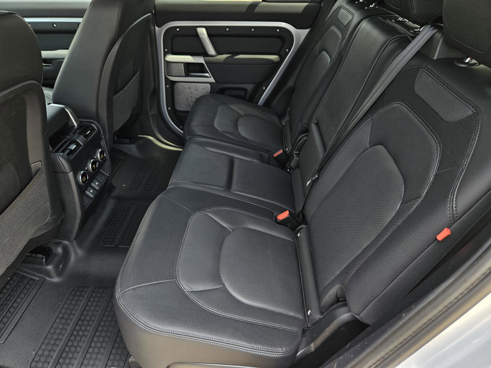 2024 Land Rover Defender X-Dynamic SE photo 28