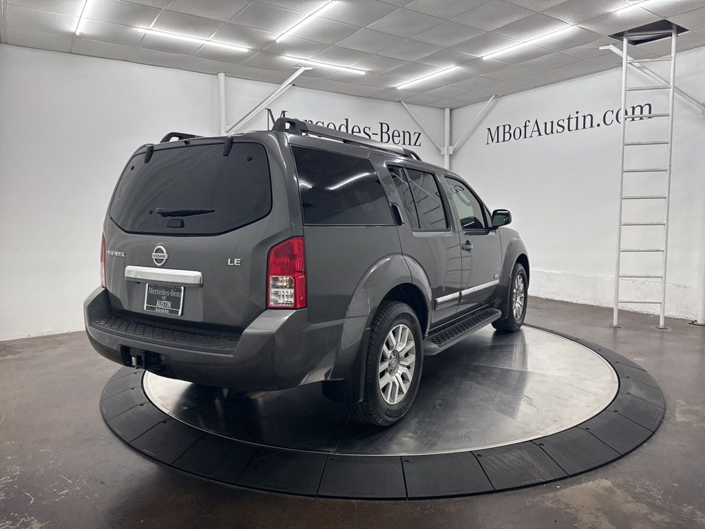 2008 Nissan Pathfinder LE photo 2