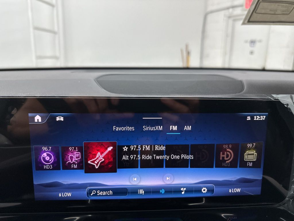 2025 Mercedes Benz GLB 250 photo 14