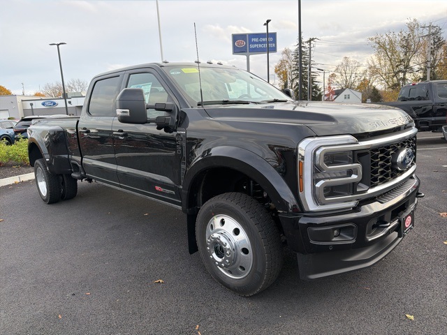 2026 Ford F-450 Super Duty Platinum's photo
