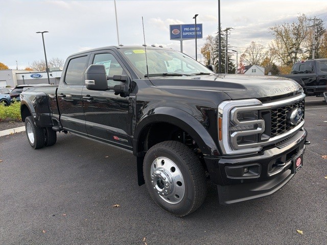 2026 Ford F-450 Super Duty Platinum's photo