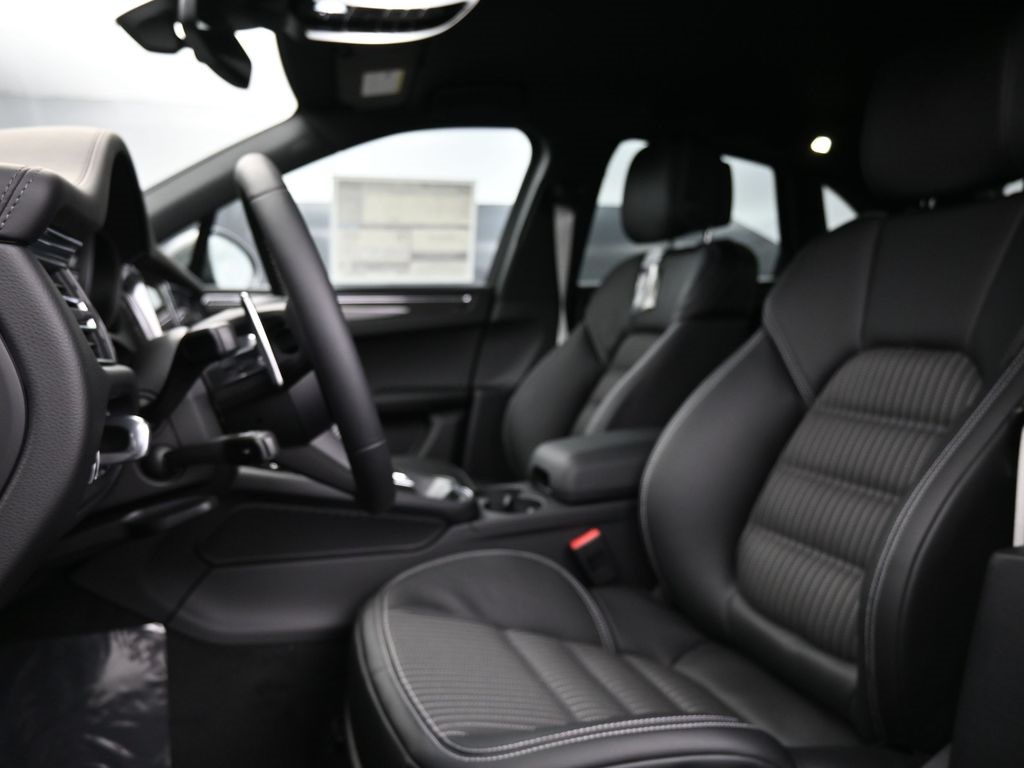 2026 Porsche Macan T photo 4